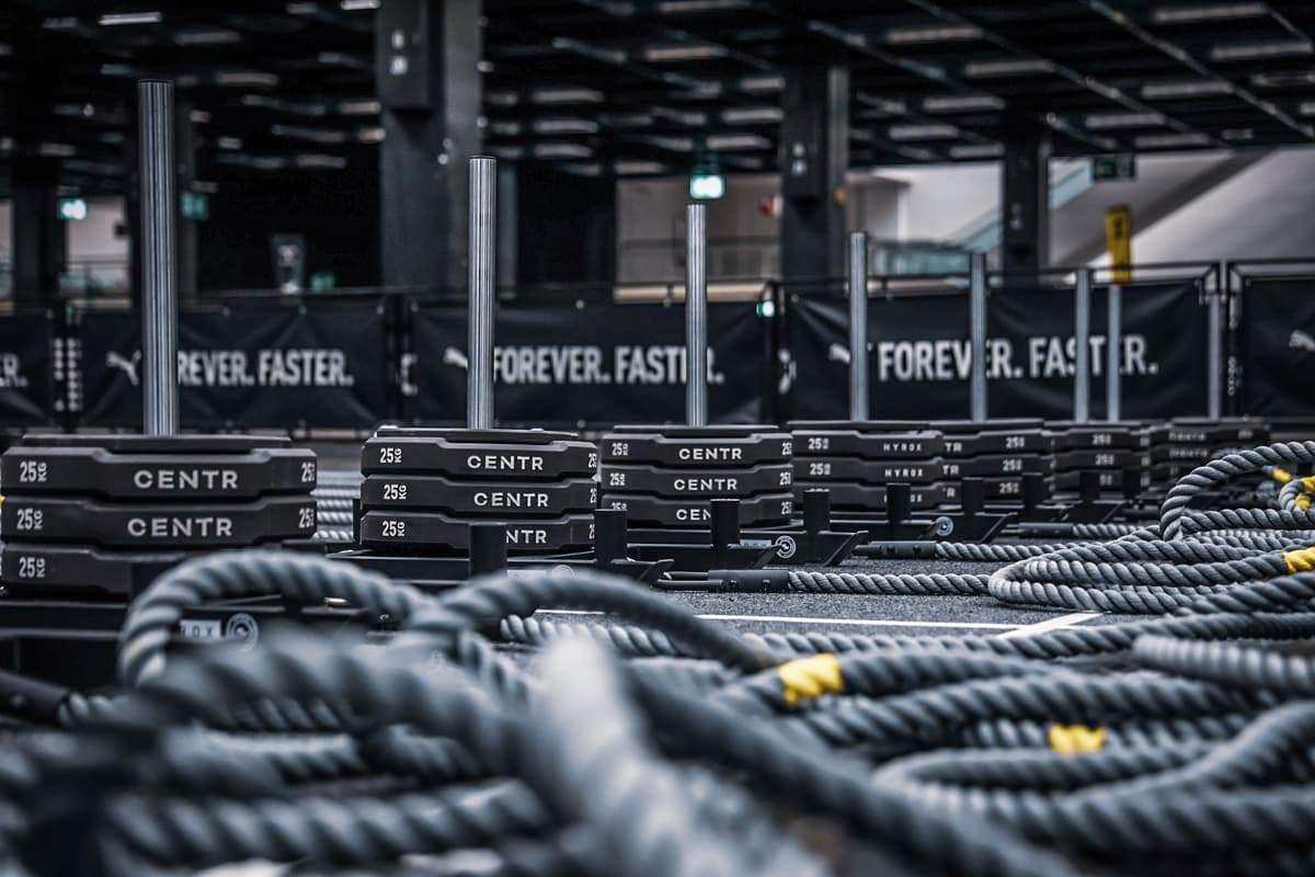 HYROX race materiaal - sleds en touwen op de HYROX baan