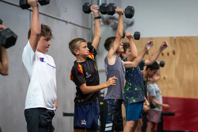 CrossFit tieners programma Alkmaar - jongeren trainen samen met dumbbells