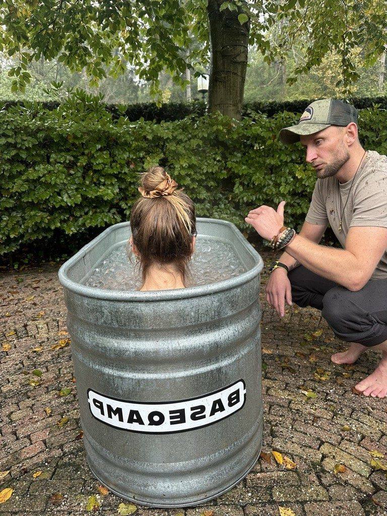 Deelnemers tijdens een ijsbad-workshop van Baseqamp