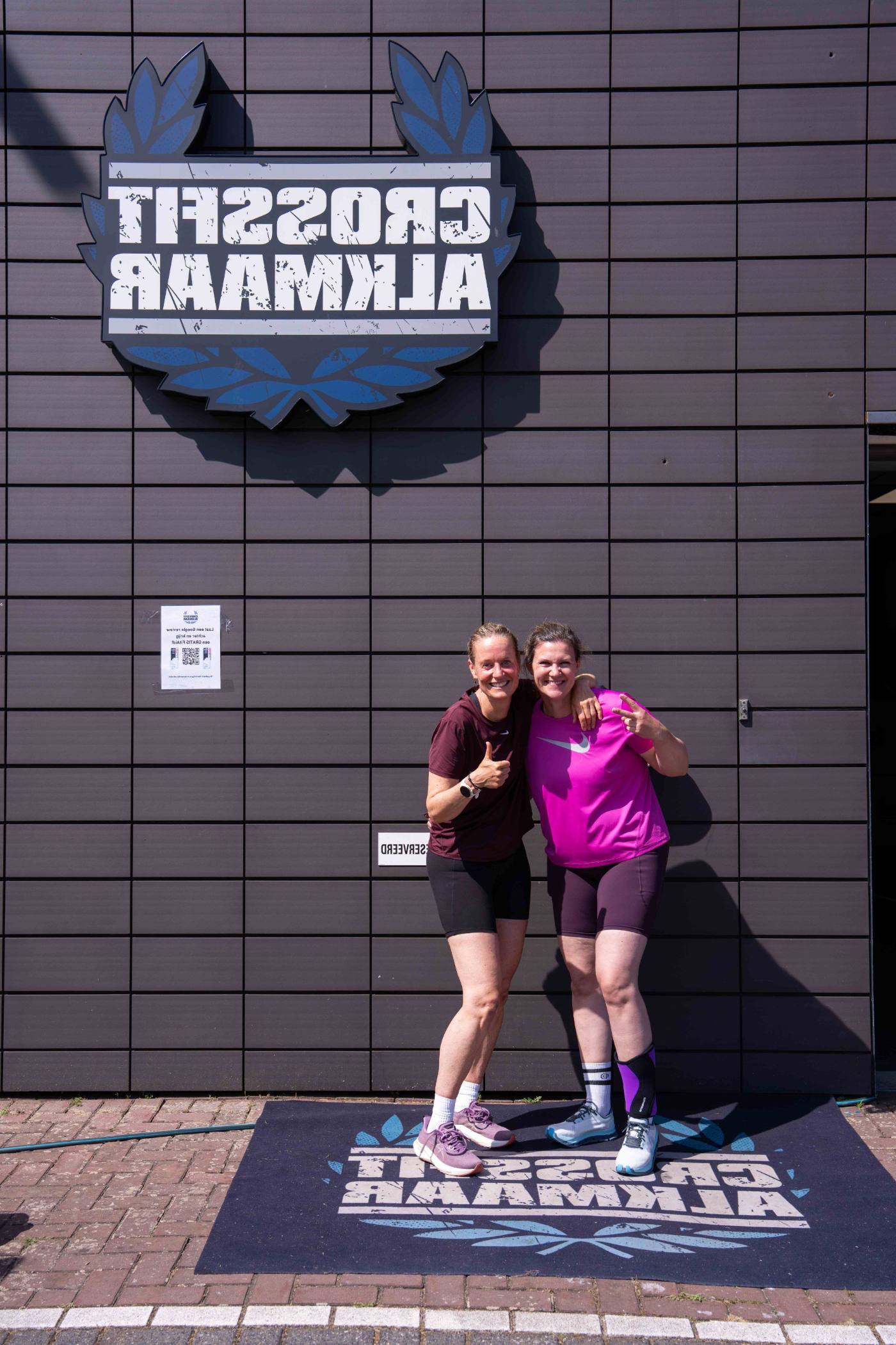 Atleet duwt een sled tijdens een HYROX workout bij CrossFit Alkmaar