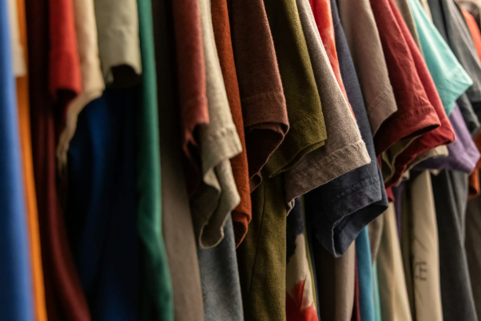 Kledingrek met kleurrijke kleding op hangers tijdens de kledingruil bij CrossFit Alkmaar